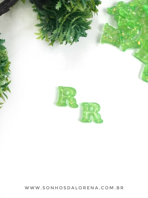 APLIQUE DE RESINA LETRAS R VERDE NEON COM CONFETES KIT COM 2 UNIDADES