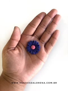 APLIQUE PLASTICO FLOR AZUL 10 PETALAS COM MIOLO ROSA E POLEN COM 02 UNIDADES - Sonhos da Lorena