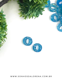 APLIQUE DE RESINA LETRAS O AZUL COM CONFETES KIT COM 2 UNIDADES