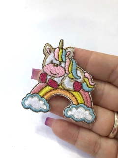 APLIQUE TERMOCOLANTE UNICORNIO NO ARCO-IRIS TAM P 5X5CM UNIDADE - comprar online