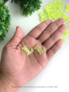 APLIQUE DE RESINA LETRAS L AMARELO NEON COM CONFETES KIT COM 2 UNIDADES - comprar online