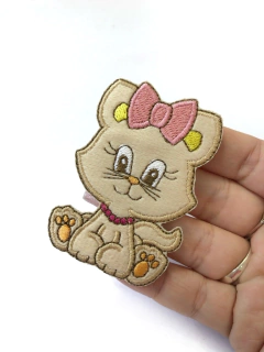 APLIQUE TERMOCOLANTE GATINHA COM LAÇO ROSA TAM P 4,5X7 CM UNIDADE - comprar online