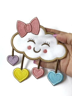 APLIQUE TERMOCOLANTE NUVEM COM CORAÇÕES LILÁS,AMARELO,ROSA E AZUL TAM G 12X14CM UNIDADE - comprar online