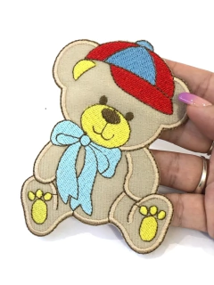 APLIQUE TERMOCOLANTE URSO COM BONÉ TAM G 9X11CM UNIDADE - comprar online