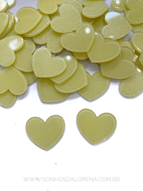 APLIQUE ACRÍLICO CORAÇÃO GLITER FINO G AMARELO VANILA 2 UNIDADES