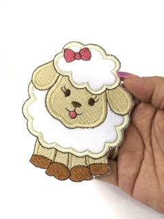 APLIQUE TERMOCOLANTE OVELHINHA LAÇO ROSA TAM G 8X10CM UNIDADE - comprar online