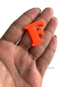 APLIQUE ACRILICO LETRA "F" LARANJA NEON 2,5CM X 2,5CM UNIDADE - comprar online