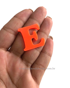APLIQUE ACRILICO LETRA "E" LARANJA NEON 2,5CM X 2,5CM UNIDADE - comprar online
