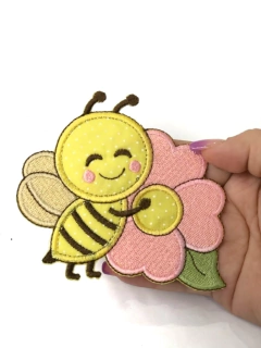 APLIQUE TERMOCOLANTE ABELHA COM FLOR ROSA TAM G 10,5X9,5CM UNIDADE - comprar online