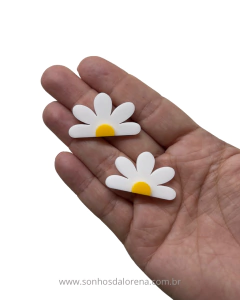 APLIQUE ACRILICO MARGARIDA METADE RETA 3,5CM BRANCA (2 UNIDADES) - Sonhos da Lorena