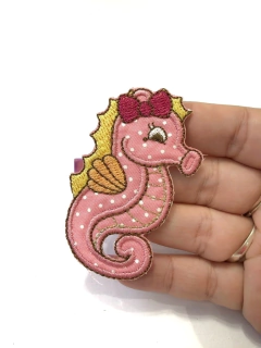 APLIQUE TERMOCOLANTE CAVALO MARINHO ROSA TAM P 4,5X7CM UNIDADE - loja online