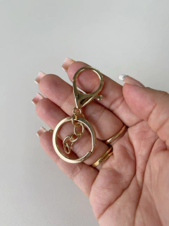 CHAVEIRO COM ARGOLA DE FERRO COM FECHO E CORRENTE DOURADO UNIDADE - comprar online