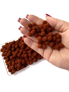 POMPOM DE FIBRA 10MM MARRON PACOTE COM 4 GRAMAS APROX. 50 UNIDADES - comprar online