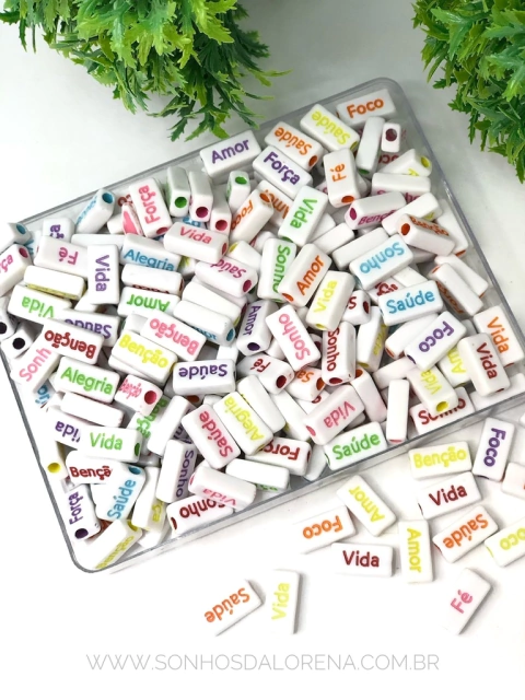 ENTREMEIO PLAQUINHA BRANCA COM NOMES COLORIDOS EM PORTUGUES 10 GRAMAS APROX. 27 UNIDADES