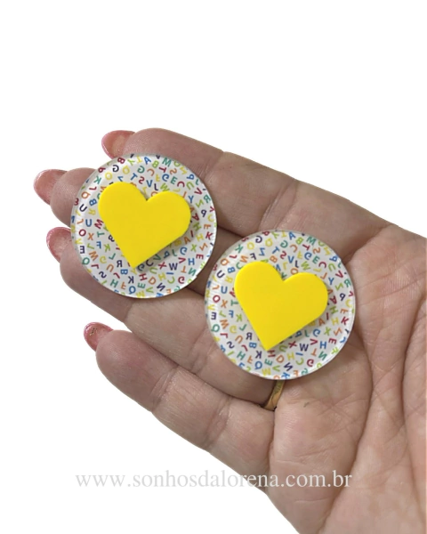 APLIQUE ACRILICO ALFABETO COM CORAÇÃO AMARELO 3,5CM UNIDADE