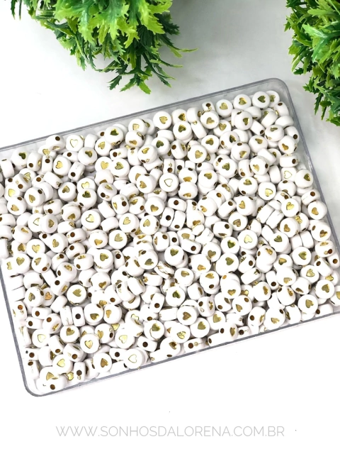 ENTREMEIO REDONDO BRANCO COM CORAÇÃO DOURADO 8MM 30 GRAMAS