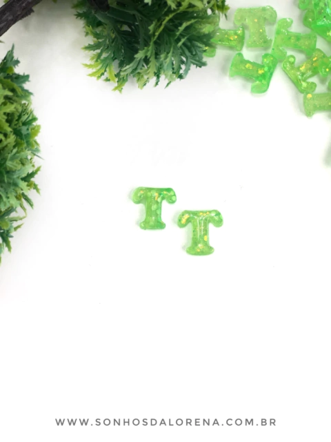 APLIQUE DE RESINA LETRAS T VERDE NEON COM CONFETES KIT COM 2 UNIDADES