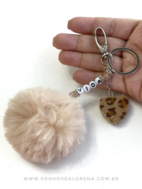 REALIZE CHAVEIRO PRATA COM POMPOM DE PELUCIA 7CM OFF WHITE ( VAI SEM AS LETRAS)