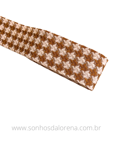 FITA POLIESTER PIED DE POULE ( FRANCÊS ) DOURADO COM OFF WHITE DE 38MM POR METRO