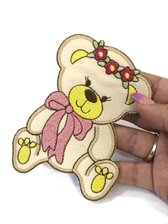 APLIQUE TERMOCOLANTE URSO COM COROA DE FLORES TAM G 9X11CM UNIDADE - comprar online