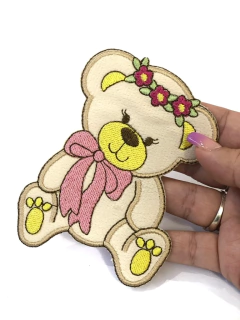 APLIQUE TERMOCOLANTE URSO COM COROA DE FLORES TAM G 9X11CM UNIDADE - loja online