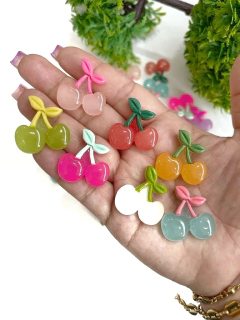 APLIQUE DE RESINA CEREJA TRANSLUCIDA 2 UNIDADES CORES VARIADAS - comprar online