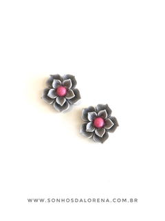 APLIQUE PLASTICO FLOR CINZA 5 PETALAS COM MIOLO ROSA LISO COM 02 UNIDADES na internet