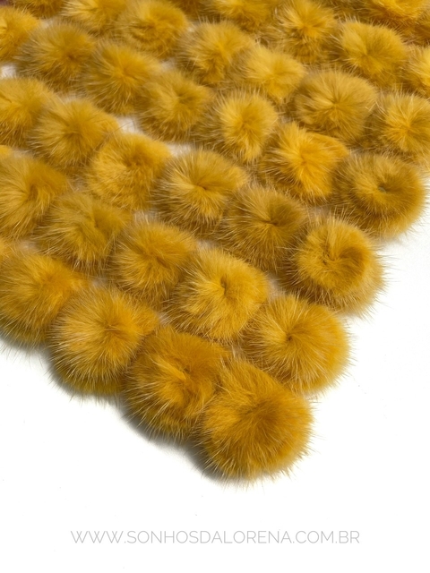 POMPONS ACHATADINHOS DE PELUCIA 4,5CM MOSTARDA 2 UNIDADES