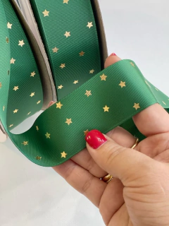 FITA YAMA VERDE BANDEIRA COM ESTRELAS DOURADAS 38MM POR METRO - comprar online