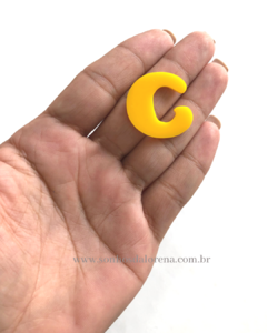 APLIQUE ACRILICO LETRA "C" AMARELO 2,5CM X 2,5CM UNIDADE - comprar online