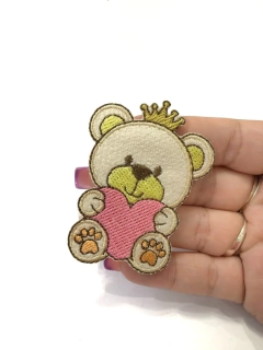 APLIQUE TERMOCOLANTE URSO COM CORAÇÃO ROSA TAM P 5X6,5CM UNIDADE - loja online