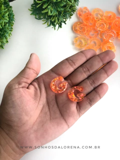 APLIQUE DE RESINA LETRAS G LARANJA NEON COM CONFETES KIT COM 2 UNIDADES - comprar online