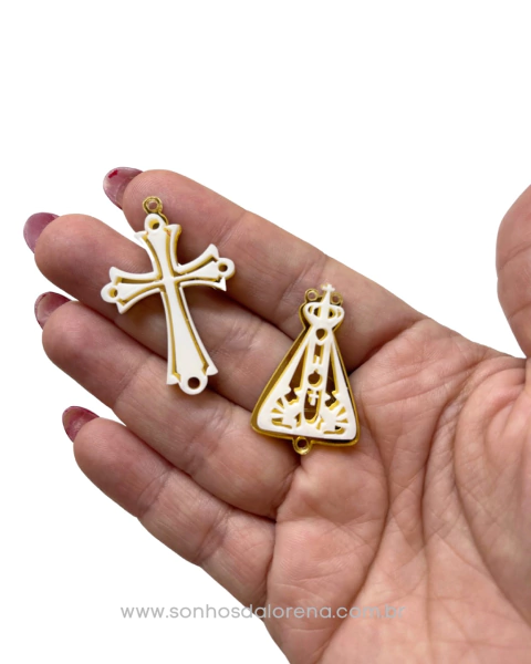 CRUCIFIXO E ENTREMEIO NOSSA SENHORA PARA TERÇO EM ACRILICO DOURADO COM BRANCO