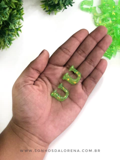 APLIQUE DE RESINA LETRAS U VERDE NEON COM CONFETES KIT COM 2 UNIDADES - comprar online