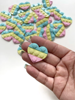 APLIQUE DE PLASTICO POP IT CANDY CORAÇÃO AZUL/ROSA/AMARELO 2 UNIDADES - comprar online