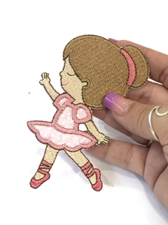 APLIQUE TERMOCOLANTE BAILARINA COM ROUPINHA COM POÁ TAM G 7,2X10,5CM UNIDADE - loja online