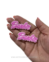 APLIQUE EMBORRACHADO NOME BARBIE ROSA DE GLITER COM BASE BRANCA 5CM (2 UNIDADES)