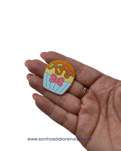 CUP CAKE EMBORRACHADO DE LACINHO AZUL, AMARELO E GRANULADOS 2 UNIDADES - comprar online