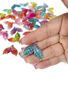 PINGENTE CAUDA DE SEREIA COM TRAÇOS EM DOURADO 2 UNIDADES - comprar online