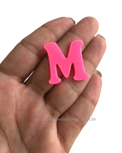 APLIQUE ACRILICO LETRA "M" ROSA NEON 2,5CM X 2,5CM UNIDADE - comprar online