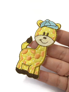 APLIQUE TERMOCOLANTE GIRAFA COM BONÉ AZUL TAM P 3,5X4CM UNIDADE - loja online