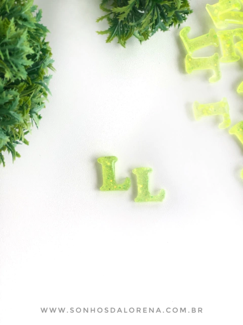 APLIQUE DE RESINA LETRAS L AMARELO NEON COM CONFETES KIT COM 2 UNIDADES