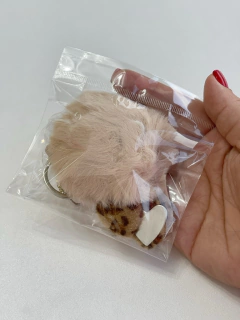 REALIZE CHAVEIRO PRATA COM POMPOM DE PELUCIA 7CM OFF WHITE ( VAI SEM AS LETRAS) - comprar online