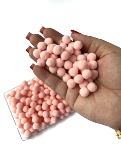 POMPOM DE FIBRA 10MM SALMÃO PACOTE COM 4 GRAMAS APROX. 50 UNIDADES - comprar online