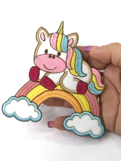 Imagem do APLIQUE TERMOCOLANTE UNICORNIO NO ARCO-IRÍS TAM G 10,6X11CM UNIDADE