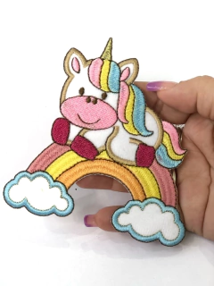 Imagem do APLIQUE TERMOCOLANTE UNICORNIO NO ARCO-IRÍS TAM G 10,6X11CM UNIDADE