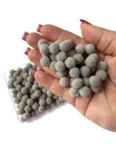 POMPOM DE FIBRA 10MM CINZA PACOTE COM 4 GRAMAS APROX. 50 UNIDADES - comprar online
