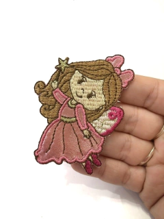 APLIQUE TERMOCOLANTE FADINHA VESTIDO ROSA TAM P 5,5X7 CM UNIDADE - Sonhos da Lorena