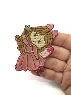 APLIQUE TERMOCOLANTE FADINHA VESTIDO ROSA TAM P 5,5X7 CM UNIDADE