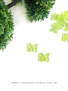 APLIQUE DE RESINA LETRAS M AMARELO NEON COM CONFETES KIT COM 2 UNIDADES